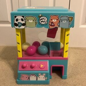 Claw machine NO SCRACHES NEAR